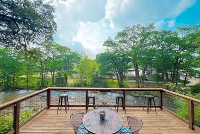 Image de Honey Haus On The Horseshoe (Guadalupe River), en face de Whitewater Amphitheatre!