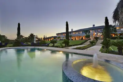 Image de Lac Travis * 16 000 pieds carrés Ft. Waterfront Luxury 12+ Acre Estate avec maison d'hôtes