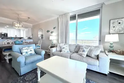 Image de Juste sur la plage! Corner Condo, vue directe sur le golfe! Piscine, Wifi