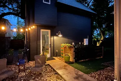 Image de Nouveau, contemporain Guest House à S Austin prêt pour Sxsw! S Lamar, SoCo, Dwntn!