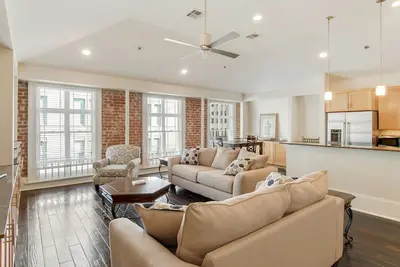 Image de \"A Stone 'Throw\" du quartier français-charme moderne Gorgeous Condo Cbd w / parking