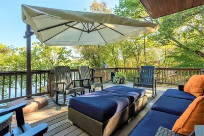 Image de Contemporain et privé contemporain Lake Front Home