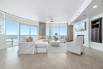 Image de Superbe unité de coin surdimensionnée à Turquoise Place! Plus de 3500sf!