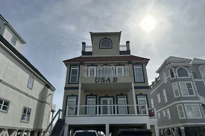 Image de Belle maison en bord de plage avec une incroyable terrasse sur le toit et un ascenseur!