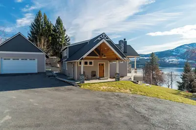 Image de Expansive Lake View Home juste en face du parc Willow Point
