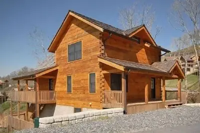 Image de Une cabane de rondins Blue Ridge Mountain! Table de billard, bain à remous, vue sur la montagne, animaux de compagnie acceptés! Comprend Biltmore!