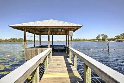 Image de Nouveau! Pomona Park Home w / Yard -Walk to Lake Broward
