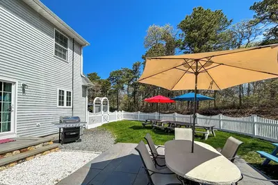 Image de Cape Cod Home w / Fire Pit & Grills - Près des plages!