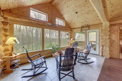 Image de Cabine Tustin Lavish sur 7 acres w \/ Fire Pit & Porch!