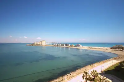Image de Front line two bedroom with stunning views