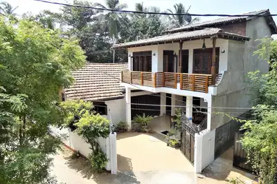 Image de grand appartement avec balcon à 100 m de la plage à Hikkaduwa - Sri Lank