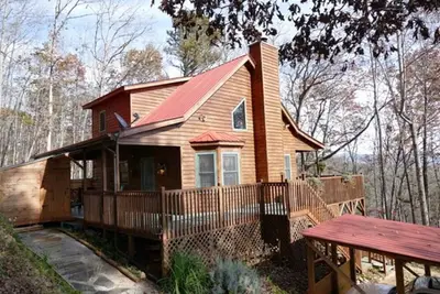 Image de Cabane romantique au sommet d'une montagne avec bain à remous, porches enveloppants et vues incroyables
