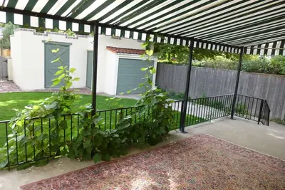Image de Un endroit pour appeler à la maison! Bungalow de charme situé au centre de presque tout!