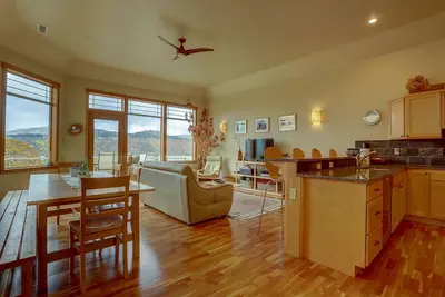 Image de Three Rivers - rue calme du côté est de Hood River, cette maison est fraîche et aérée, toute neuve.