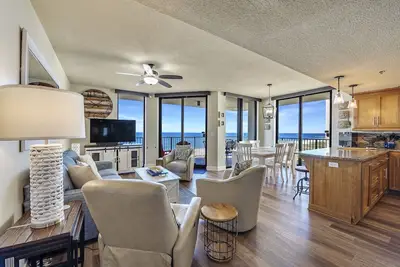 Image de Vue sur la plage inoubliable | Condo de coin spacieux de luxe | Mes escapades à la plage