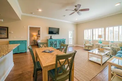 Image de Magnifique condo de luxe à quelques pas de la plage. Wifi gratuit et croisière familiale gratuite avec les dauphins!