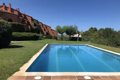 Image de maison très confortable, bien divisée et avec une belle terrasse.