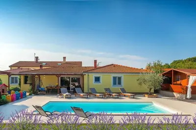 Image de Belle maison à Loborika avec jacuzzi