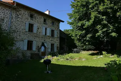 Image de Le 46, situé au bord de la D265, sans voisinage, entouré de prés et de forêts