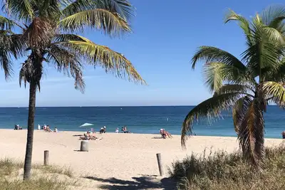 Image de À quelques pas de la plage! Enlevez vos chaussures, détendez-vous, vous êtes sur la plage Bungalow