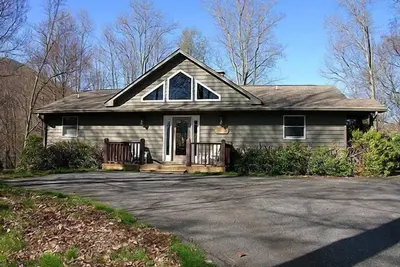 Image de Lodge de 4 chambres, vues, accès facile pavée, salle de jeux, foyer au bois, Wifi