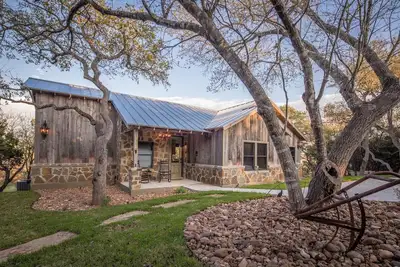Image de Magnolia Haus - Vivez une belle escapade de charme au Canyon Lake!