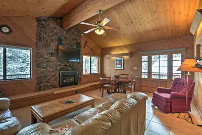 Image de Rustique Truckee Lodge w / Rec Room - Près de Northstar!