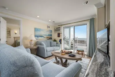 Image de Condos en bord de mer avec rare 2 nuits minimum de location et draps inclus!