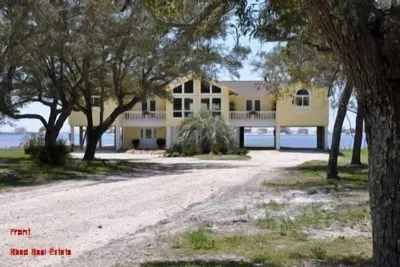 Image de Poppy's Place - Absolute Gorgeous Large 3 Br Home on Little Lagoon with Private Pier, Sleeps 7