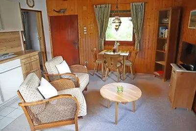 Image de Maison en bois rustique (37 m2) dans le triangle de spa avec terrasse ensoleillée