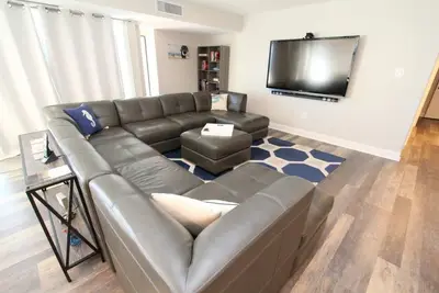 Image de Linge Et ACTIVITÉS Quotidiennes Inclus! Oceanfront / Boardwalk Construction Avec Piscine Sur Le Toit Profitez de cette maison loin de chez vous! Tout est neuf dans ce condo de luxe au dernier étage comprenant tous les meubles, matelas et literie.