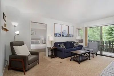 Image de Snowmass à flanc de montagne près du village. Balcon, piscine extérieure et bain à remous, parking, foyer au bois.