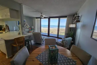 Image de ACTIVITÉS Quotidiennes Gratuites! ! Quatrième étage Ocean Front 1 chambre, 1. 5 salles de bains appartement récemment redécoré avec une vue imprenable sur l'océan!
