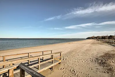 Image de Nouveau! Nassau Point Home dans la région viticole de Long Island
