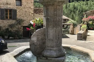 Image de Maison en pierre avec solarium privé et la montagne