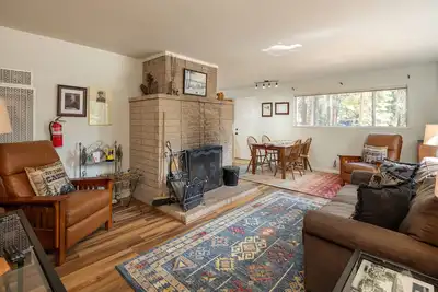 Image de Mignon 2br Cabin Dog-Friendly avec bain Ă remous, Sauvegarde Forest National!