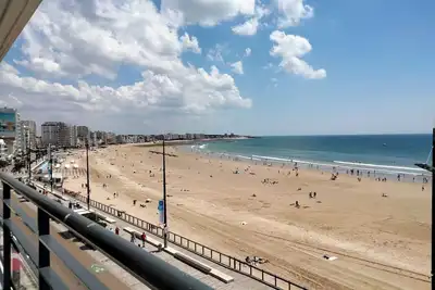 Image de T3 face mer avec balcon - 3ᵉ étage, 100 m du centre - 6 personnes - Garage - Plage au pied