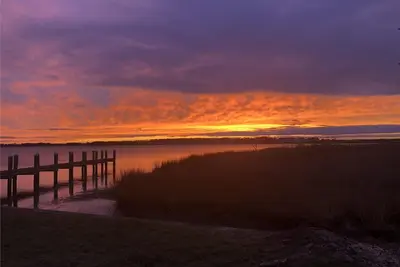Image de Activites Journalieres Gratuites! ! Emplacement au bord de l'eau avec un décor lumineux et Beachy cette maison de ville de vacances offre des vues incroyables de tous les niveaux! Situé à North Bethany à proximité de l'Indian River Inlet et de la marina