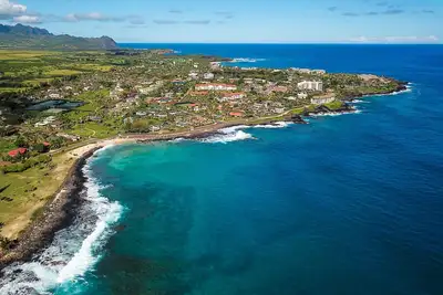 Image de Hale Kahanalu # 4, appartement avec vue partielle sur la mer, 2e étage, marches de la plage de Poipu