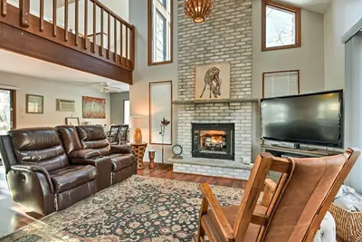 Image de Poconos Home w \/ Fire Pit, Hot Tub, Deck & Grill!