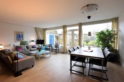 Image de Appartement avec terrasse et jardin luxuriant