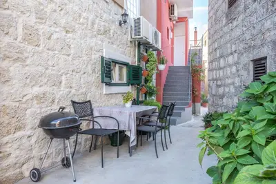 Image de Appartement de deux chambres avec la terrasse Kastel Stafilic, Kastela (A-15110-a)