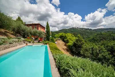 Villa Alventura avec piscine privée, 1. 5km de Barga, 3 chambres en suite