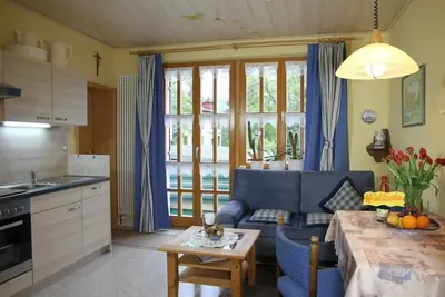 Image de Appartement entièrement équipé pour trois personnes avec balcon