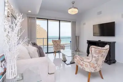 Image de Flawless Condo -King Chambres, Patio de luxe avec Tv extérieure! Propriétaire taux escompté