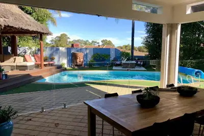 Image de Luxury Resort Home vous attend! Divertissement en plein air! Piscine, barbecue, Wifi illimité