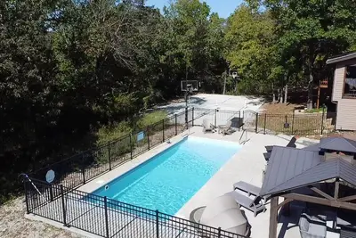 Image de Invisible Wonderland-Hot Springs Hot Tub. . only 1\/2 mile de 76 bande encore le 7 acres