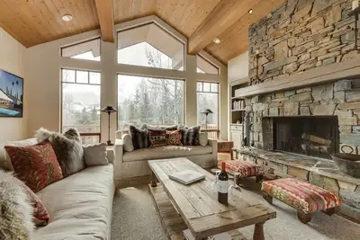 Image de Accueil de ski personnalisé lumineux avec l'art contemporain, vue sur la montagne et l'utilisation de la piscine Elkhorn