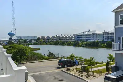 Image de Tout neuf! 4-Br Bayside Townhome, eau et vue sur la piscine, la plage 1 bloc, WiFi gratuit