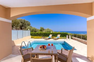 Villa avec vue sur la mer, petit-déjeuner inclus, à 800 mètres de la plage de sable, aire de jeux